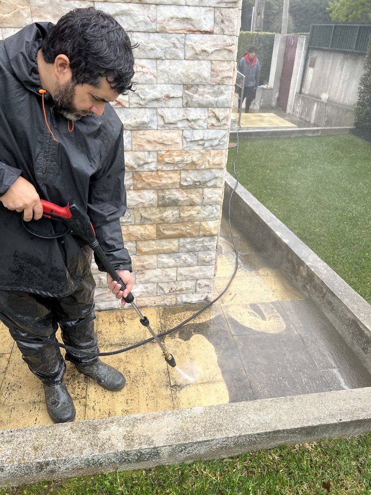 Limpeza profissional de casas, terraços, paredes, pedras e telhados.