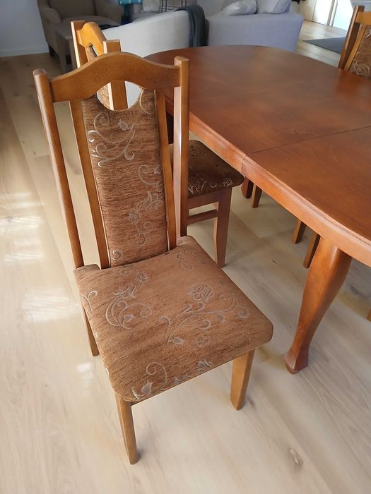 Cztery krzesła do salonu