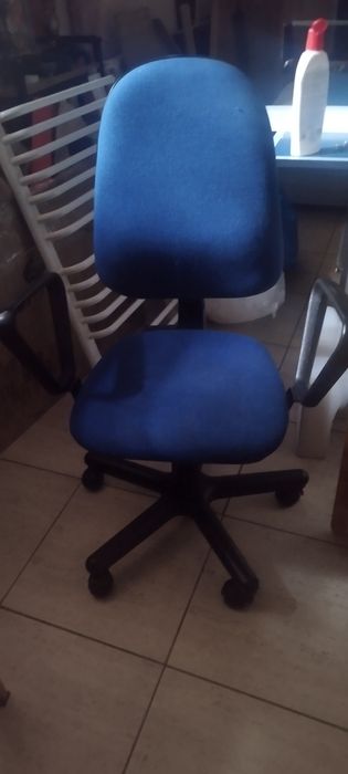 Krzesło obrotowe, do biurka, niebieskie, regulowane.