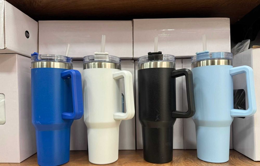 duży termos kubek na wodę ze słomką