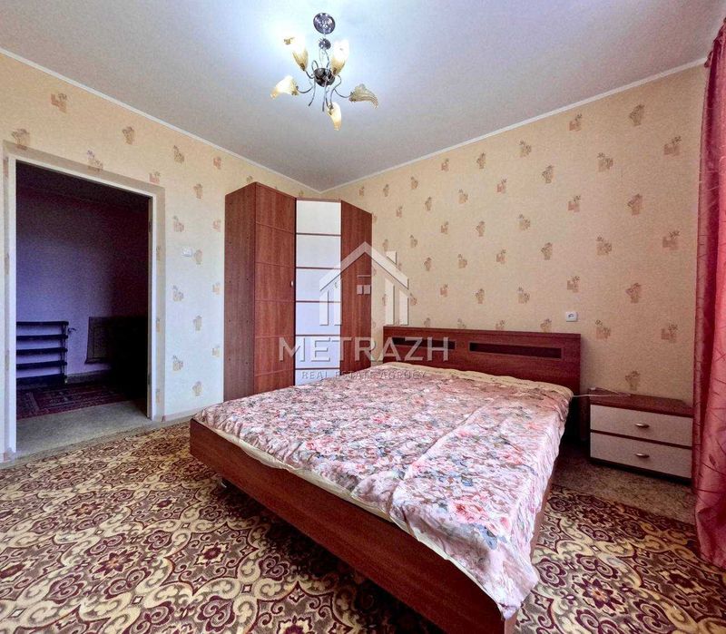 89060Продам 3 комнатную на Роганской!