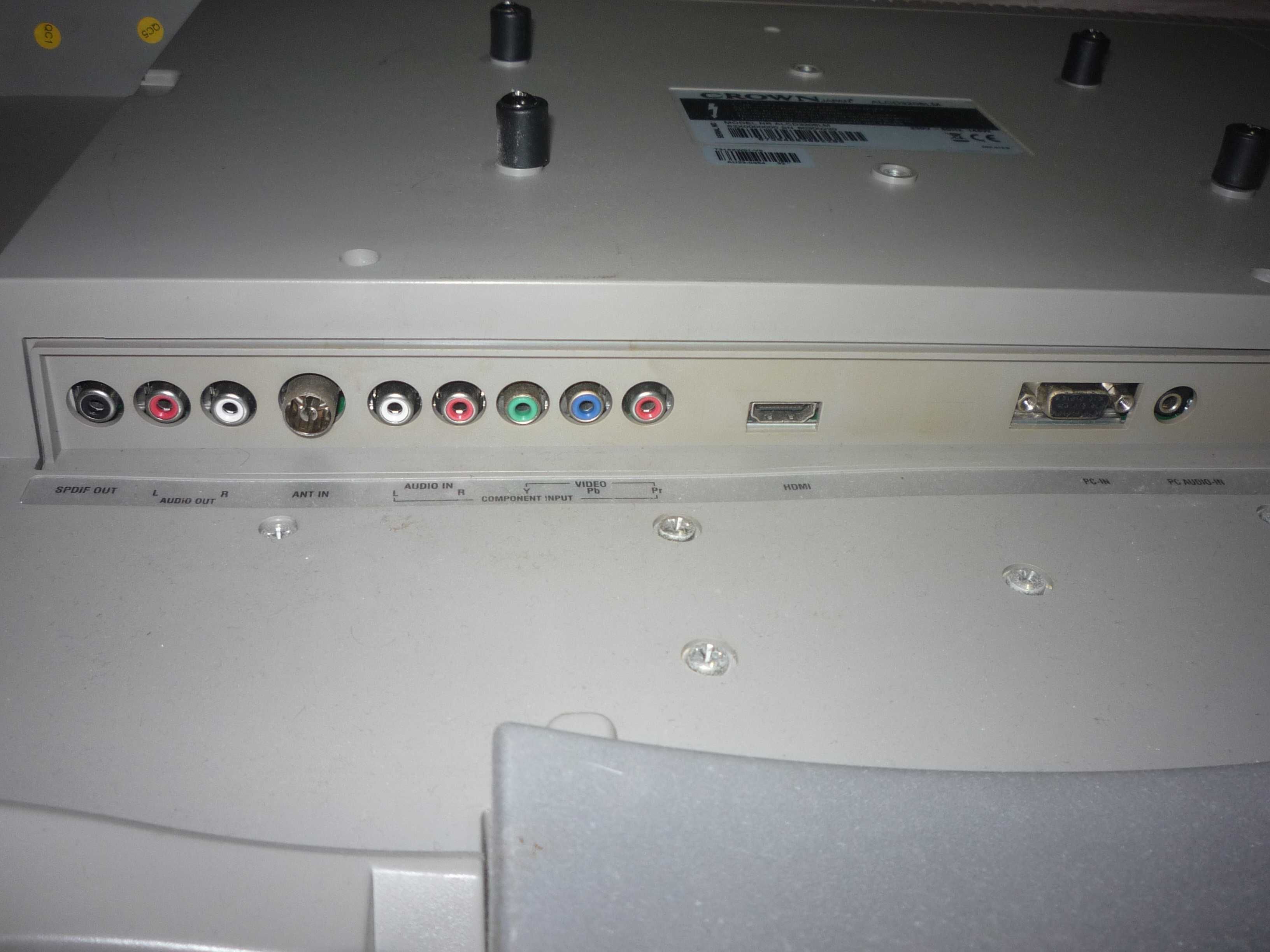 TV Crown 32" restaurada e a funcionar perfeitamente, com comando