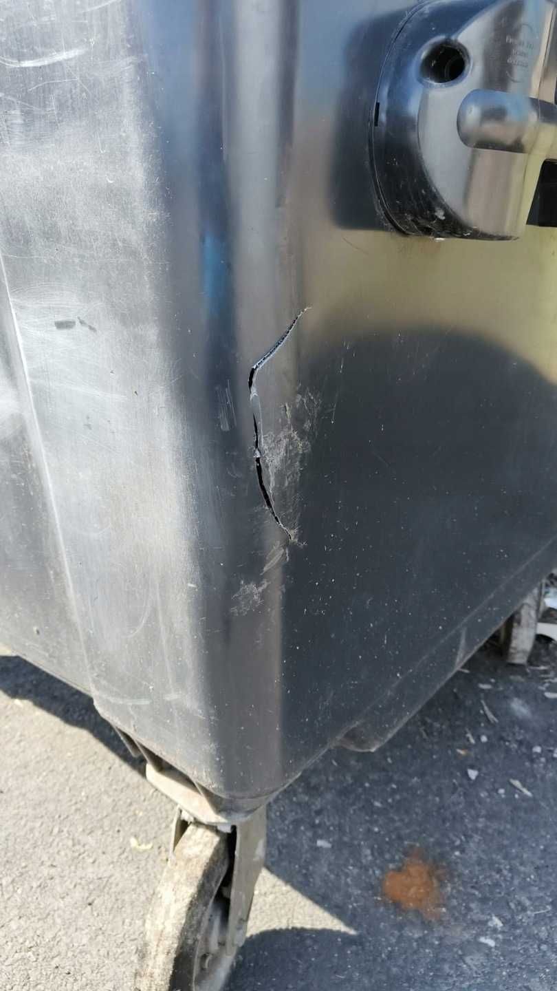Uszkodzone pojemniki na odpady 1100l niemieckie kosze na śmieci