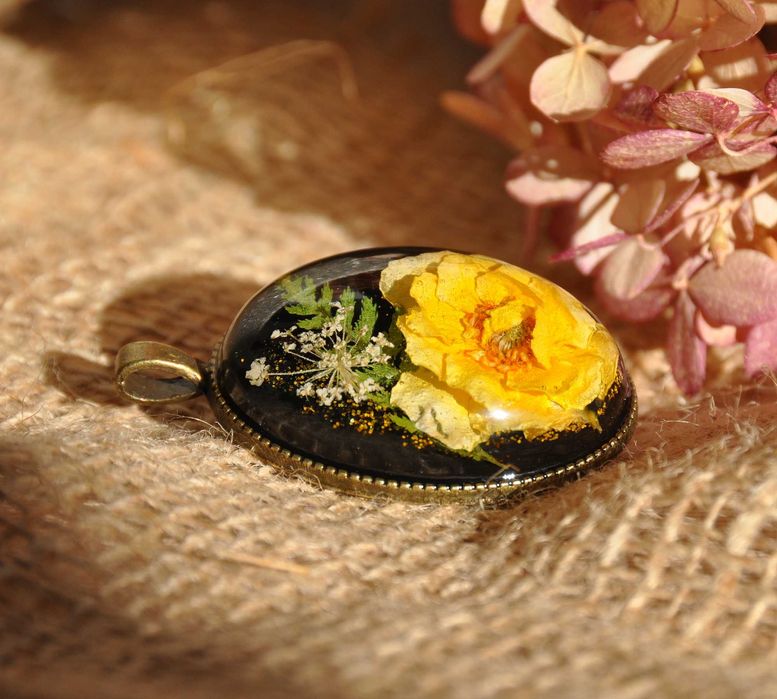 Wisiorek z żółtą różą, żywica.