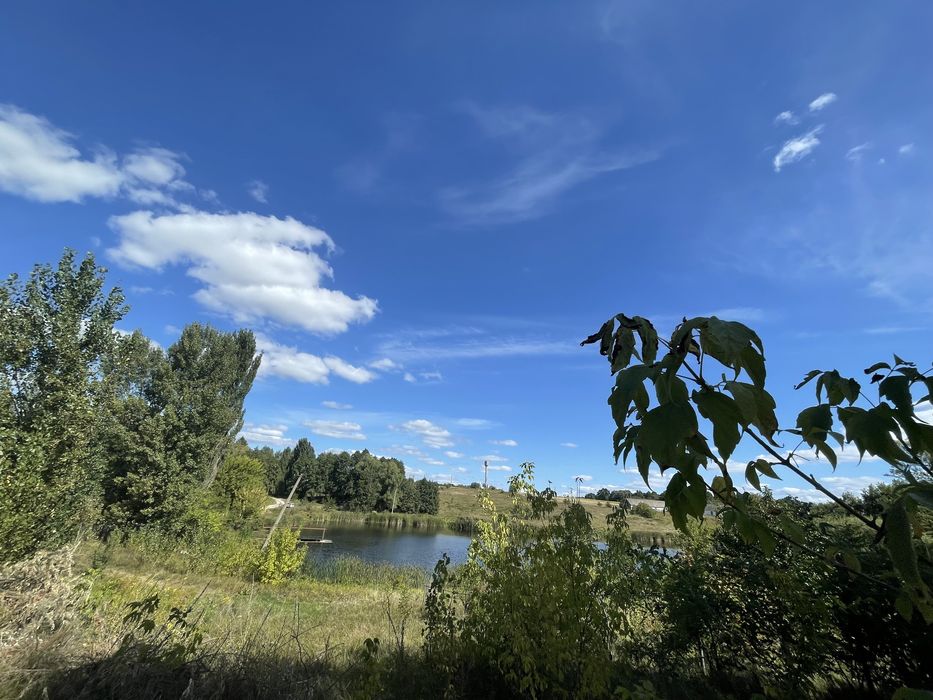 Продам будинок з басейном і підвалом на березі річки