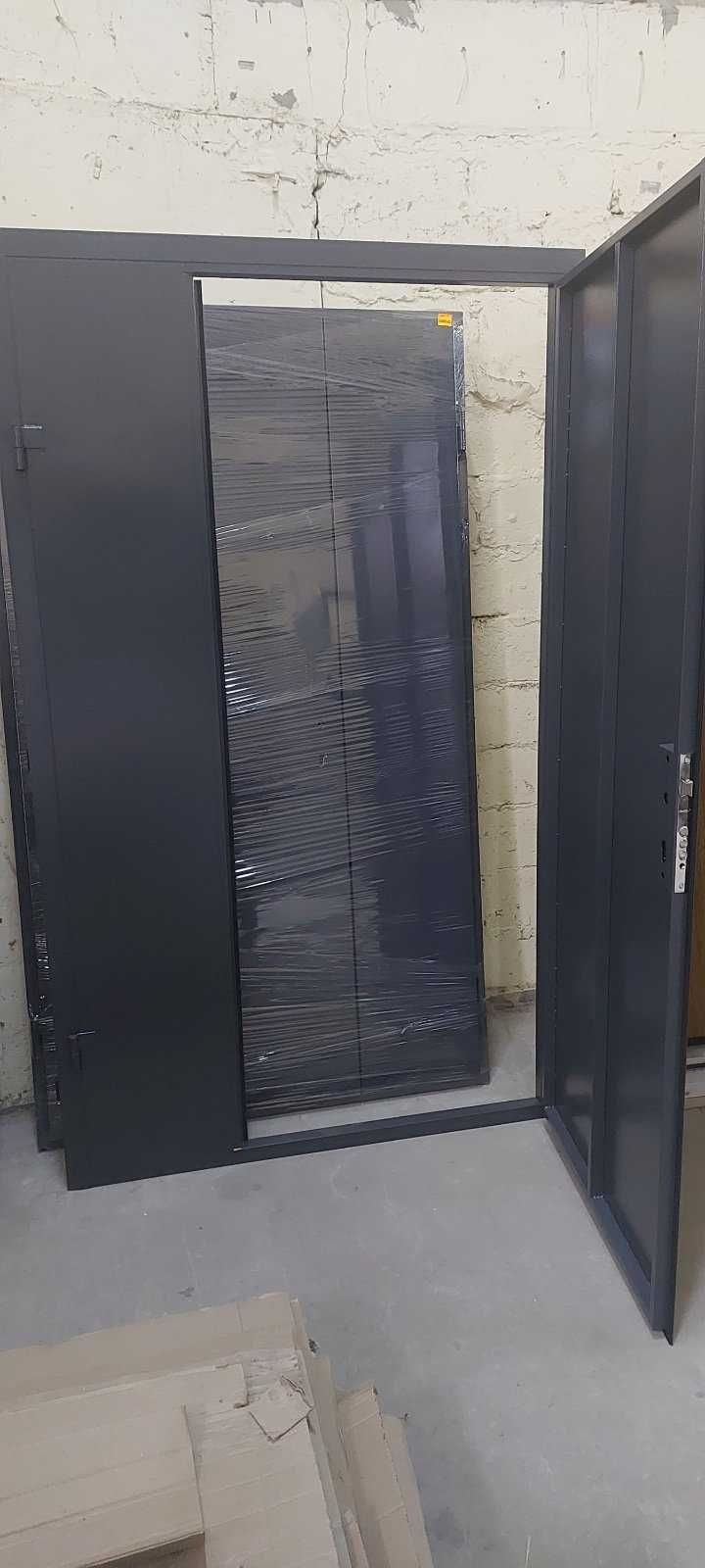 Вхідні металеві двері в квартиру та на вулицю технічні двері. З складу