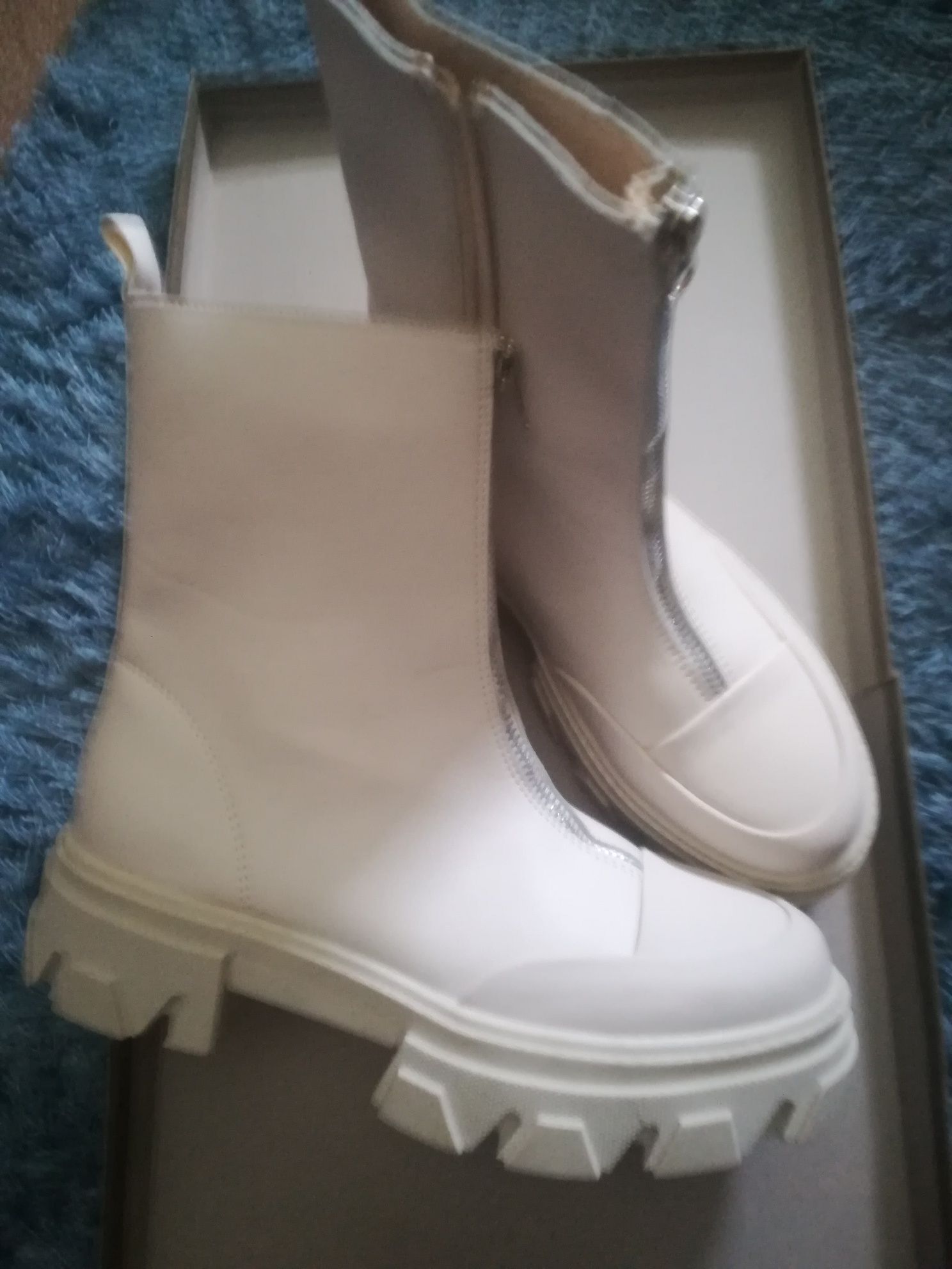 Botas em bege com fechos, portes incl.