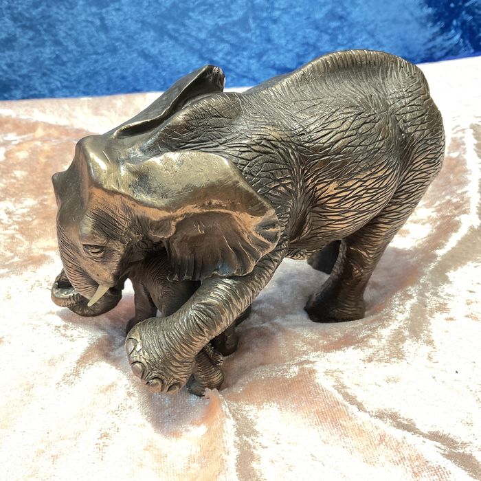 Escultura elefante e cria tamanho de 14 cm