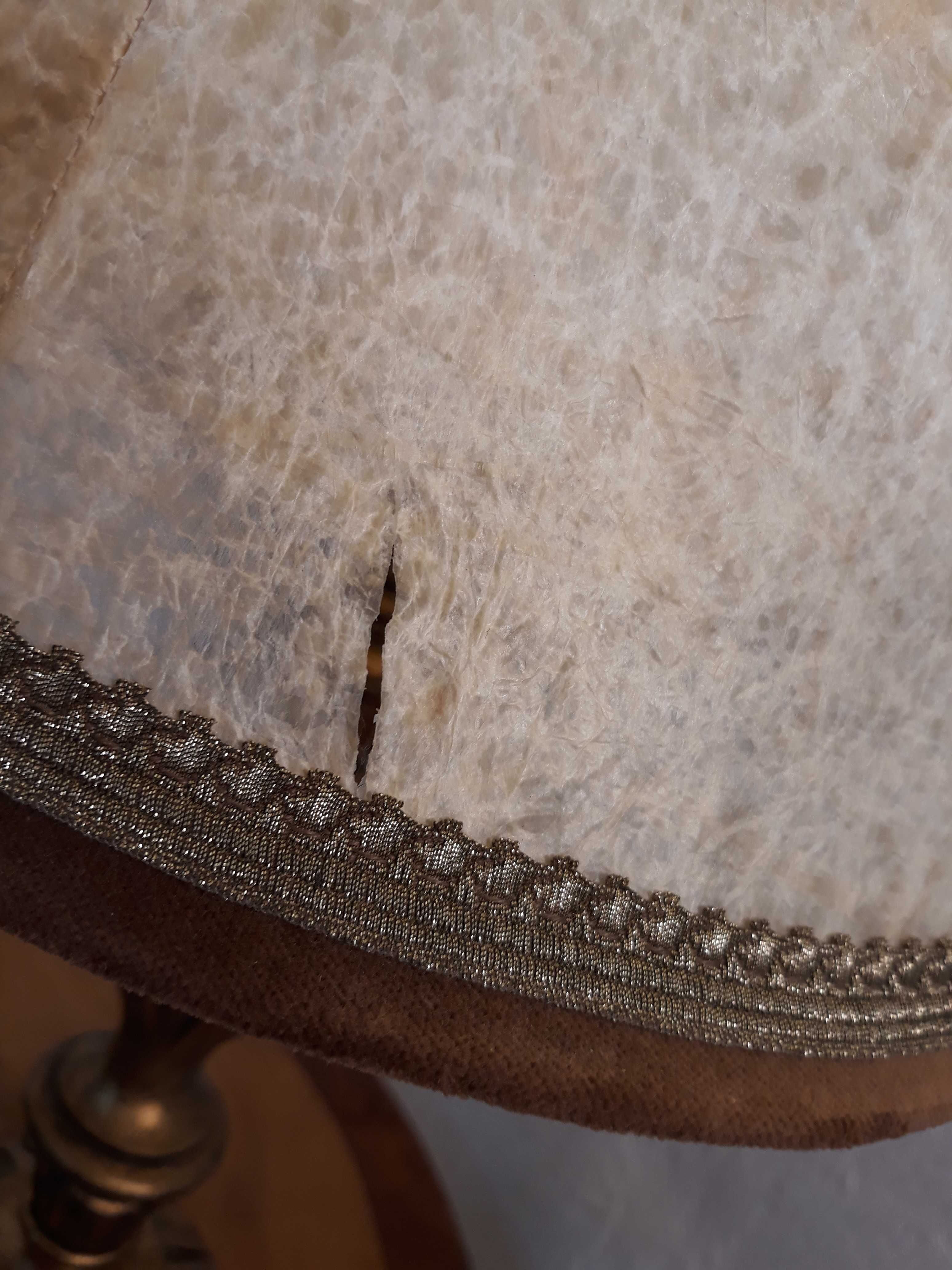 Zabytkowa lampa stołowa drewniana, pergaminowy skórzany abażur.