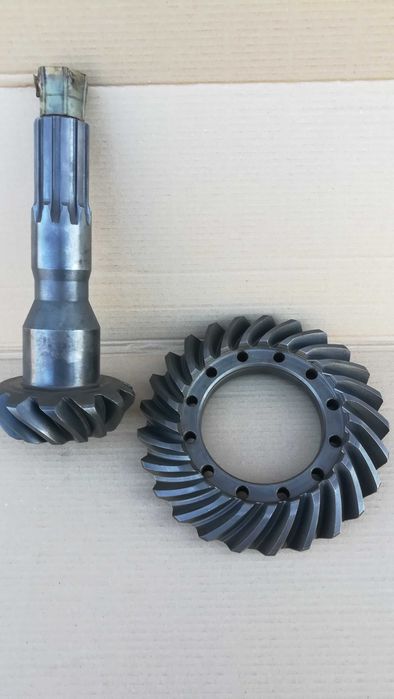 Головна   пара   редуктора  ЗіЛ - 130,  полуосі.