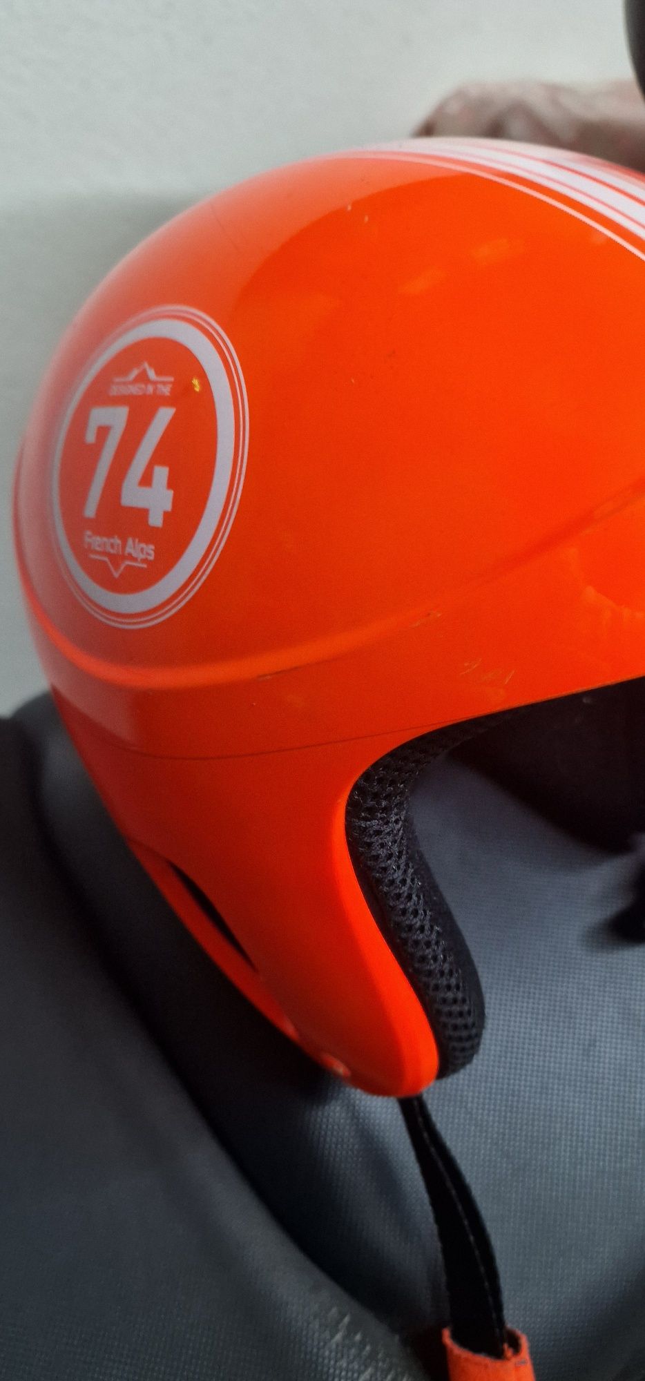 Capacete desportivo. Essencialmente desportos de Neve