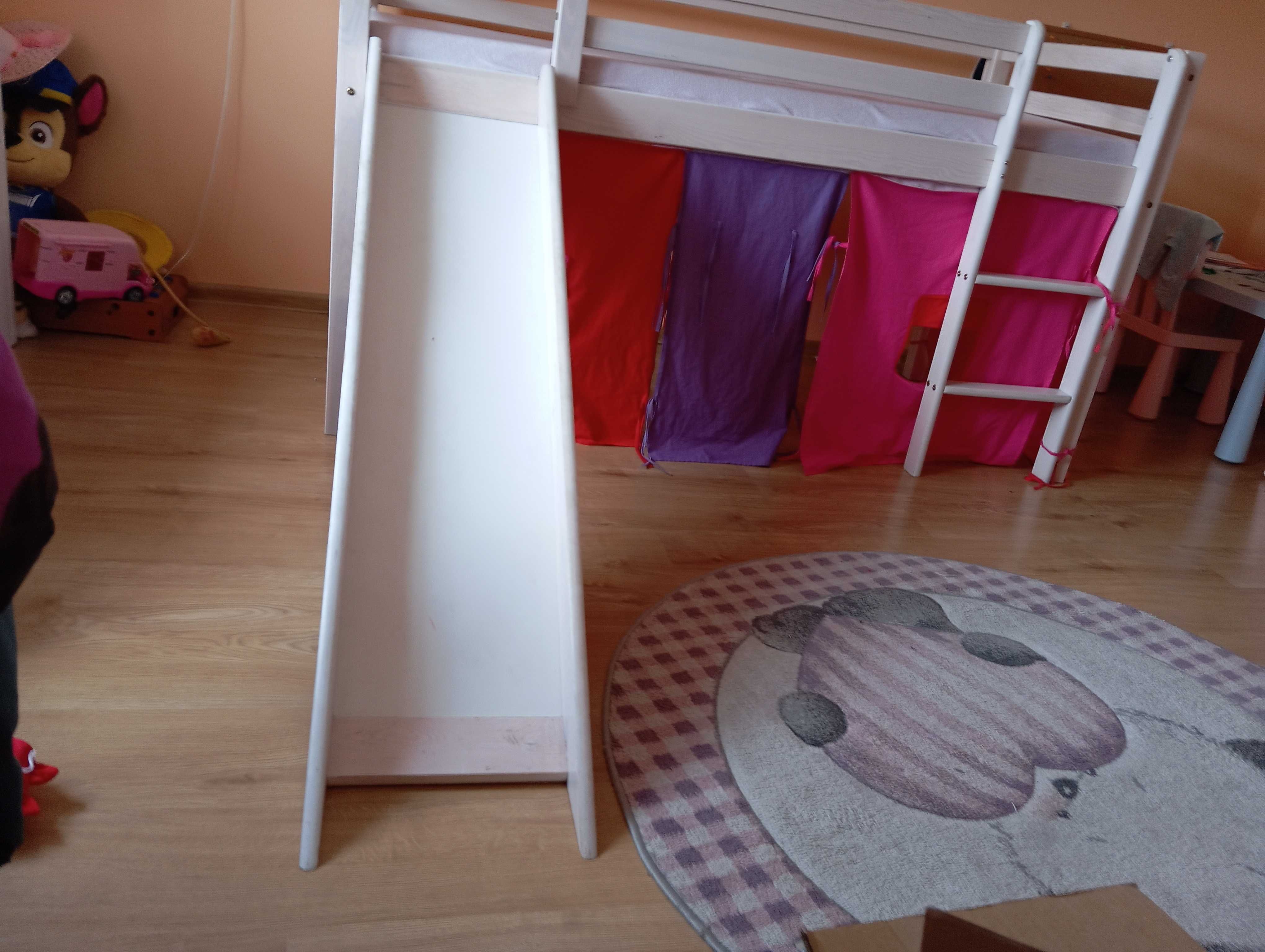 Łóżko dziecięce ze zjeżdżalnią