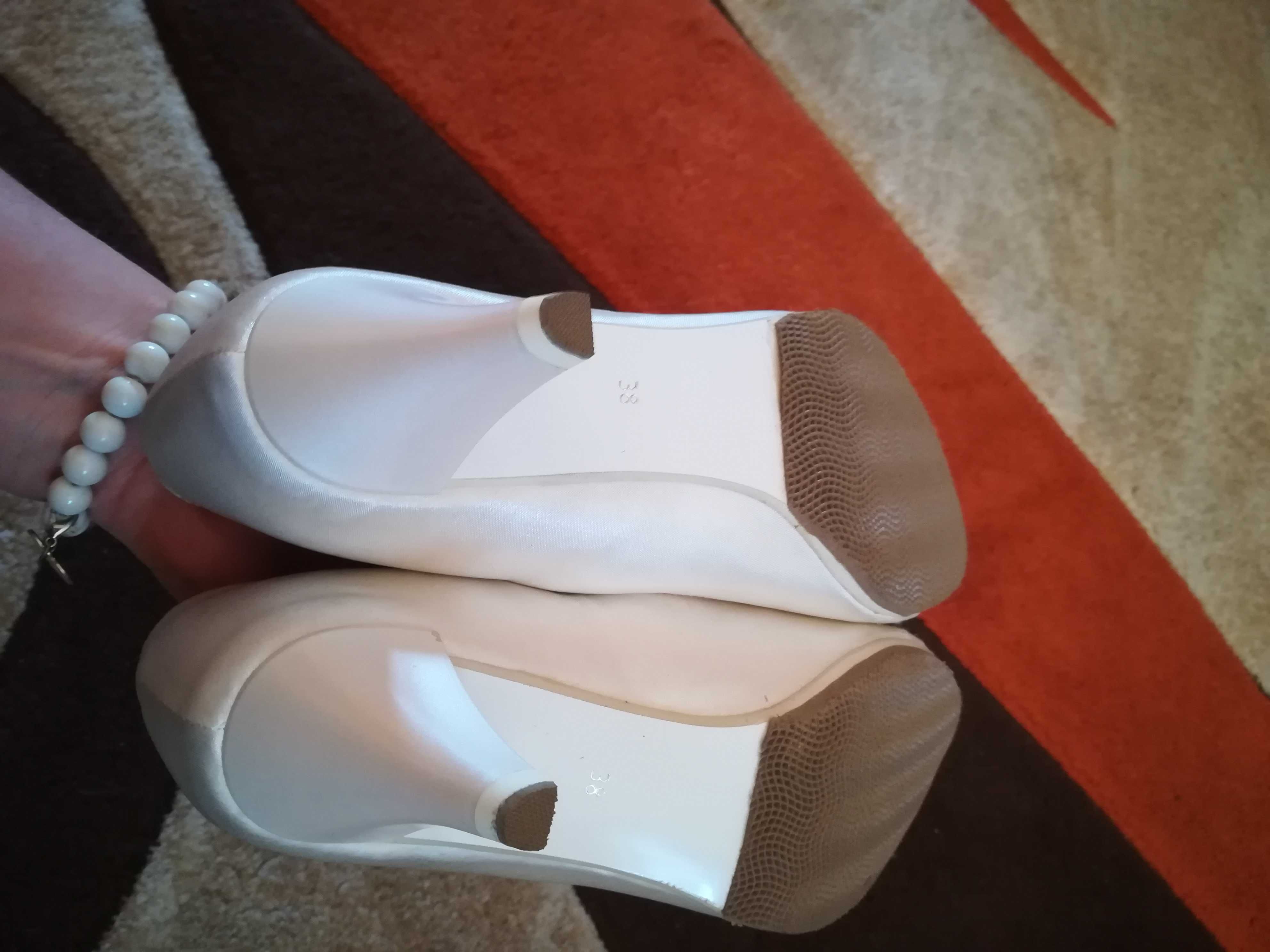 Białe/perlowe buty z kokardka
