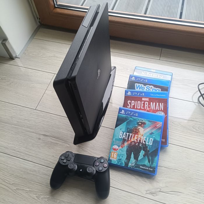 Konsola PS4 , klawiatura HORI , pad , gry . Bf2042