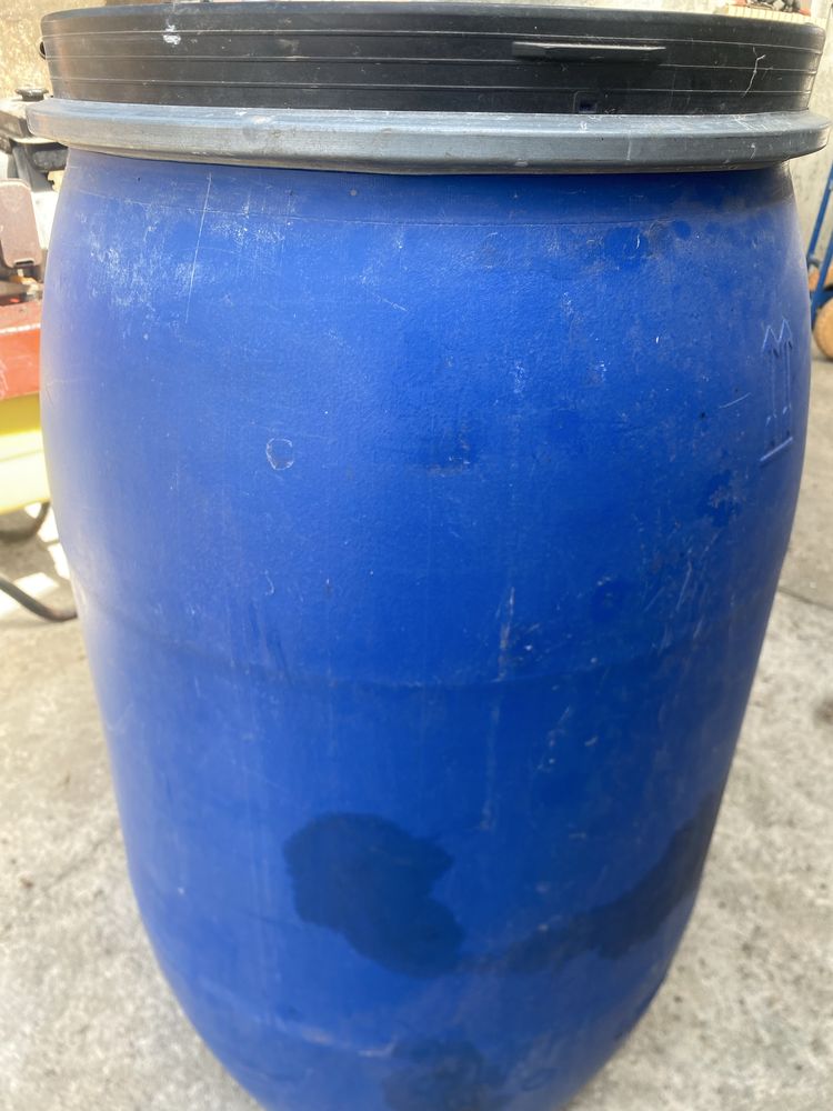 Bidon azul com tampa preta e anel de aperto