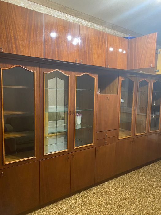 Продам великий стінковий шкаф-стінку в класичному стилі