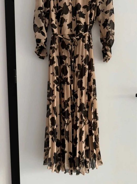 Reserved dluga elegancka beżowa plisowana sukienka