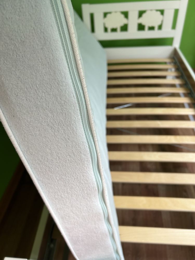 Łóżko Ikea Kritter z listwą ochronną i materacem.