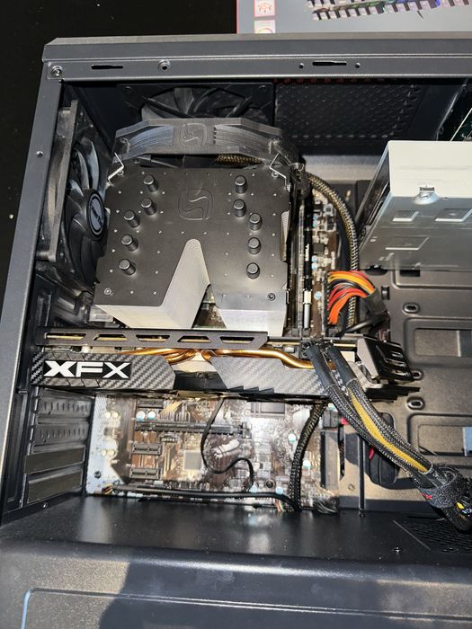 Komputer z monitorem, klawiaturą i myszką, zestaw