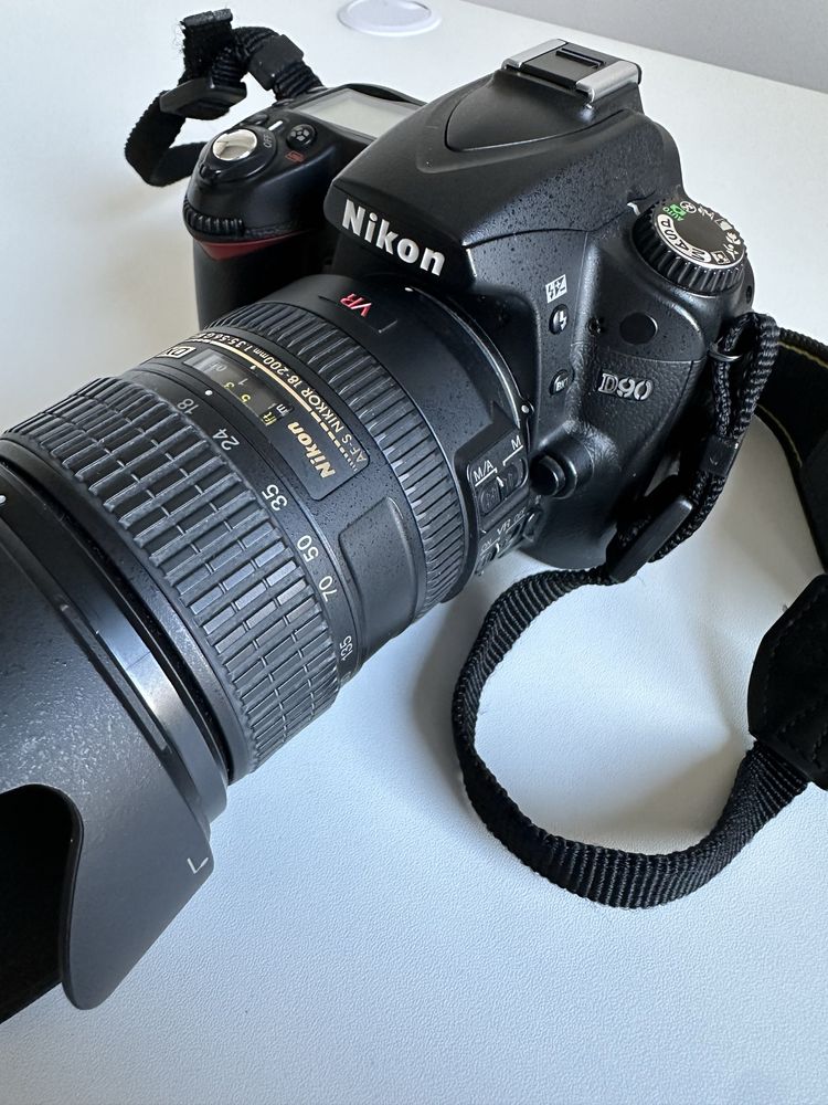Nikon D90 + obiektyw 18-200mm