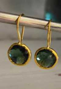 Brincos em prata dourada com pedra verde