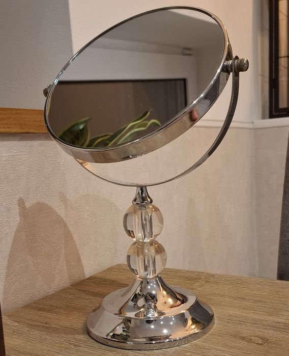 Małe lusterko kosmetyczne glamour
