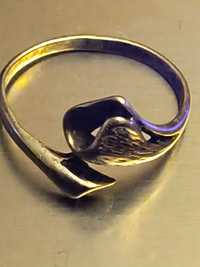 Srebrny pierścionek autorski z wadą