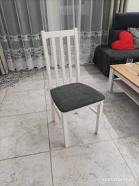 Białe krzesła drewniane