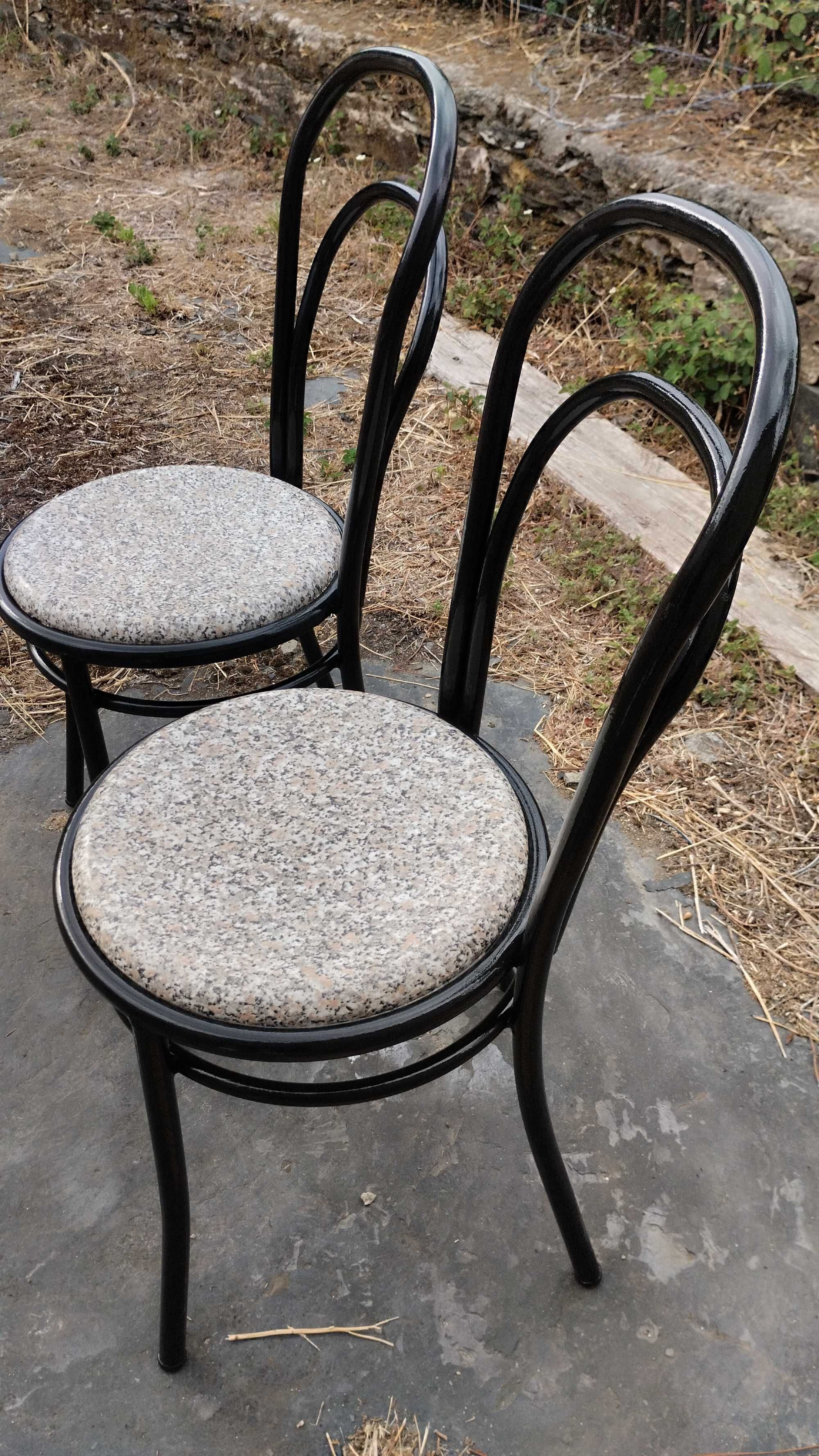 Vendo mesa com 4 cadeiras para cozinha ótimo estado 80 euros