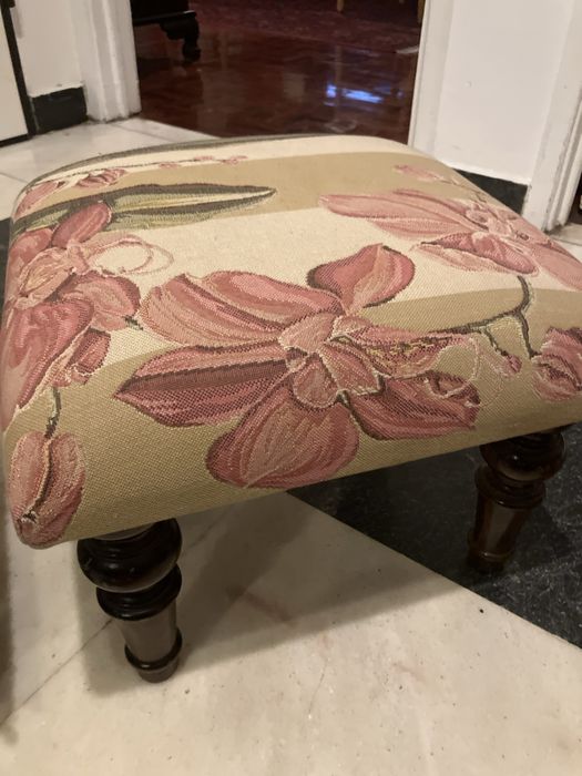 Duas banquetas em bom estado