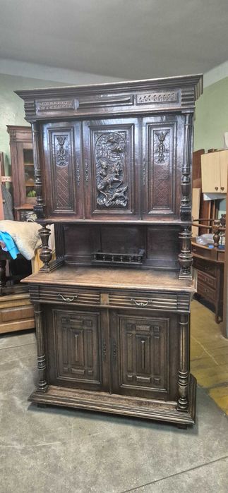 Stary dębowy dwuczęściowy zdobiony kredens rycerski