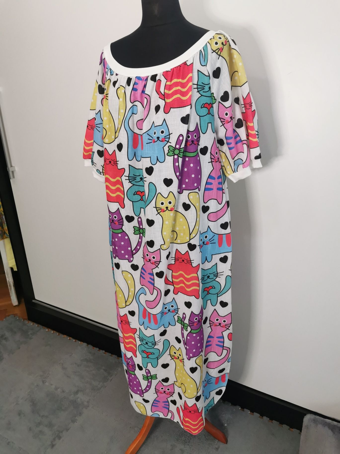 Śliczna długa prosta sukienka w kolorowe koty oversize plus size