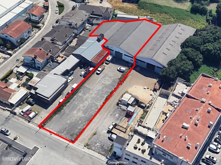 Armazém com logradouro em Nogueira da Maia