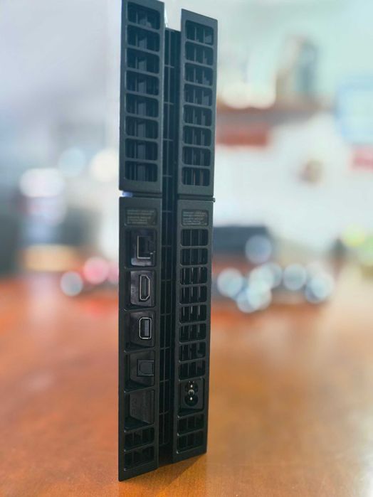 PlayStation 4 FAT com 3 comandos + 2 jogos (para reparação ou peças)