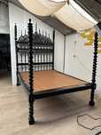 Cama de casal antiga