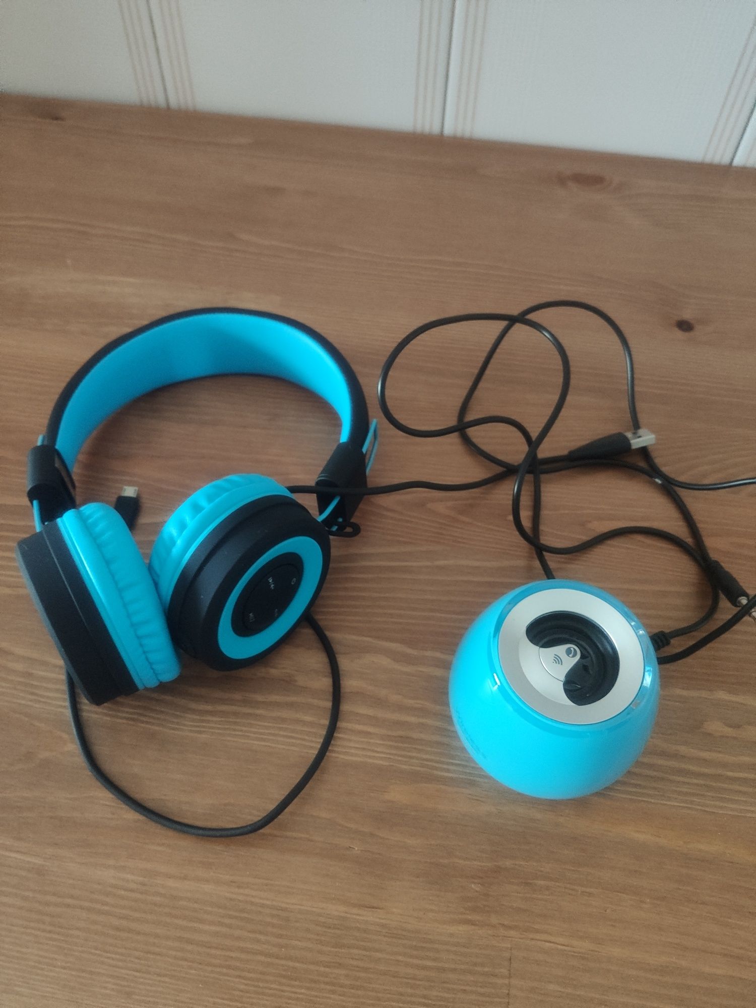 Conjunto de headphones e coluna bluetooth