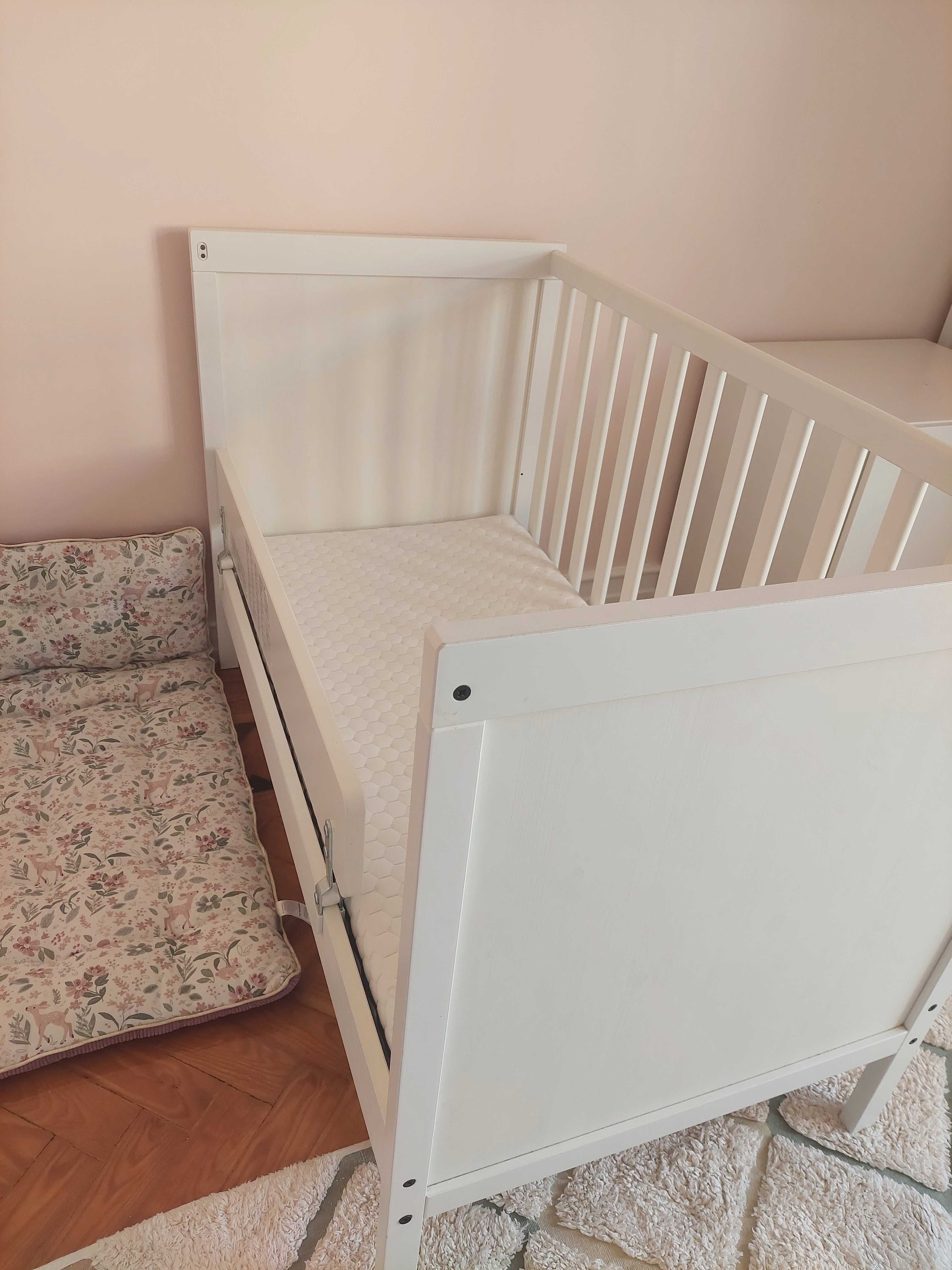 Cama de Grades + colchão Ecus Kids Care Pigü + barra de proteção
