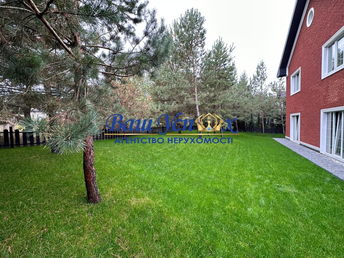 Продаж нового будинку в лісовій частині містечка.  КГ Green Hills