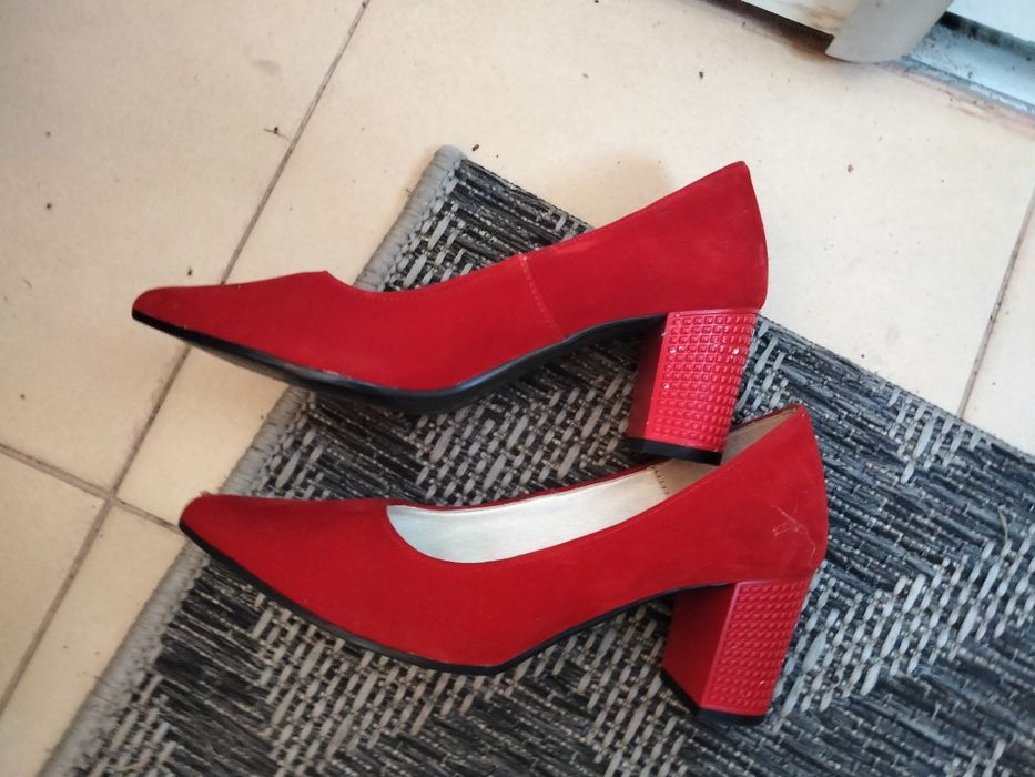 Czerwone buty na słupku