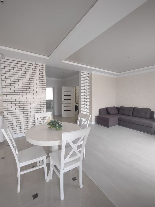 Продам 2-х ком квартиру на Сахарова  в кирпичном  доме