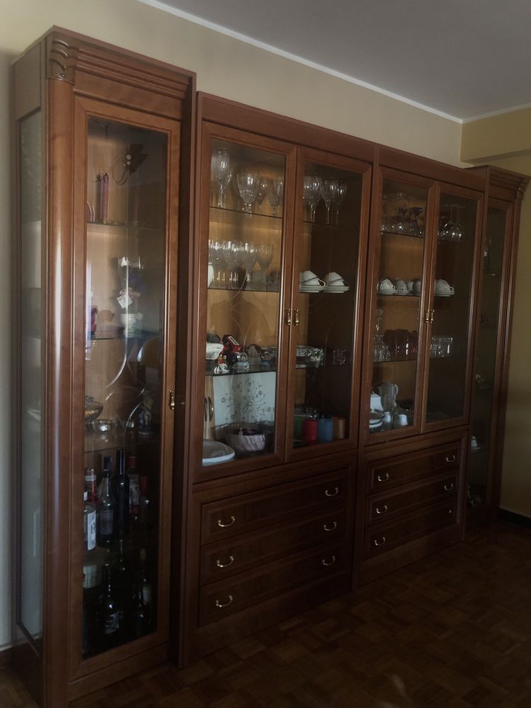 Móvel cerejeira sem objetos no interior