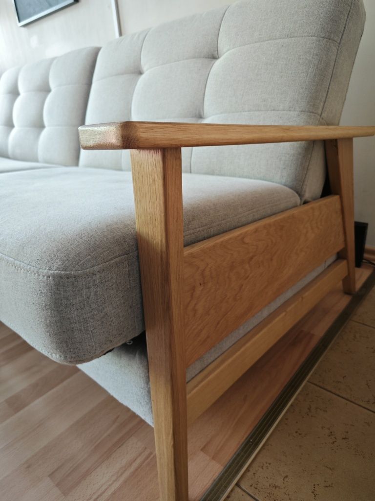Sofa Olaf z drewnianymi podłokietnikami i funkcją spania