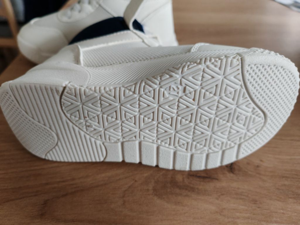 Sprzedam nowe buty dla dziecka rozmiar 27