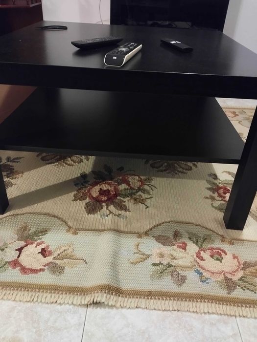 Mesa de sala de estar em bom estado