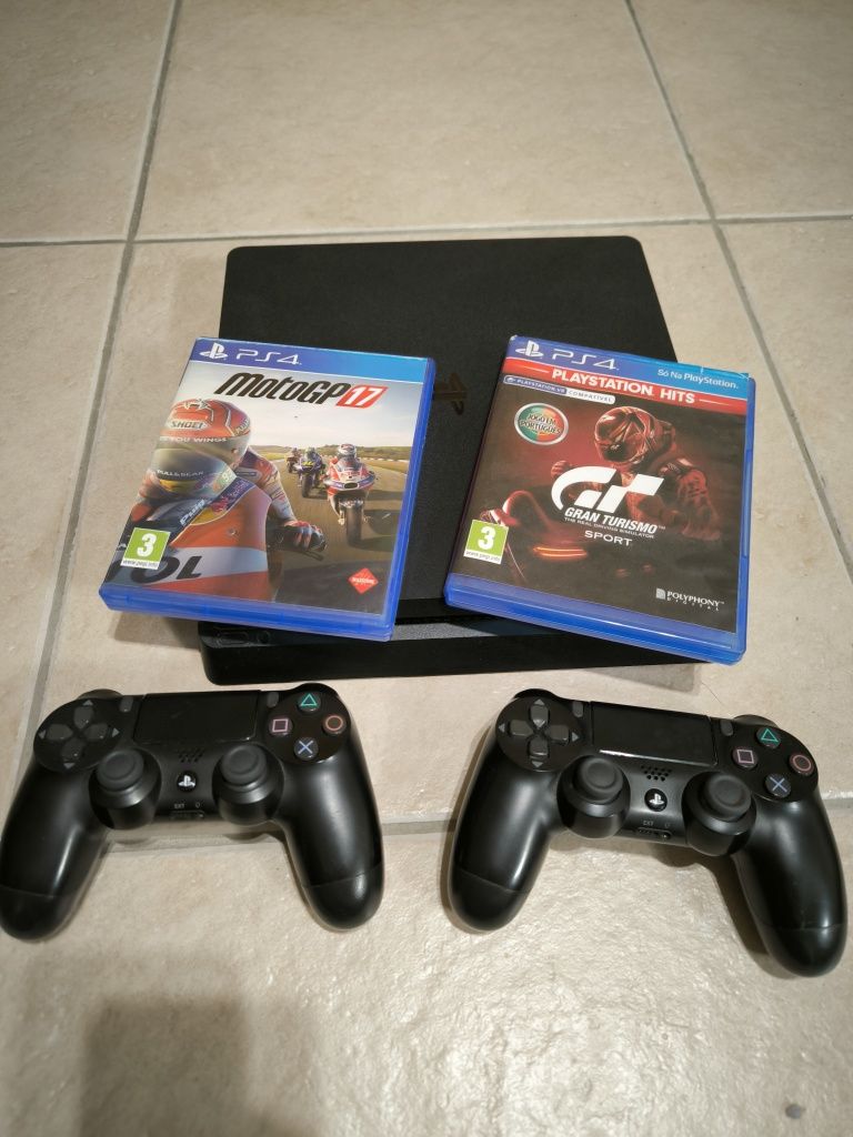 PS4 como nova com 2 comandos e 2 jogos