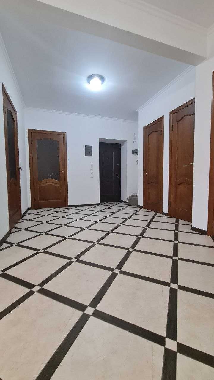Продам 3-кімн. квартиру з ремонтом на 3-му пов. в закритому ЖК