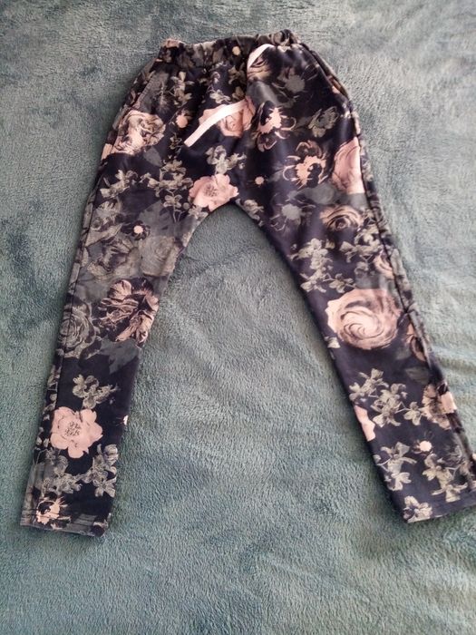 Spodnie dresowe w kwiaty r. 140cm
