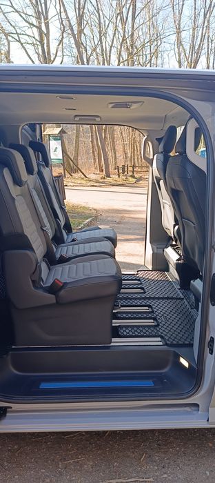 Wynajem 8- osobowego minivana