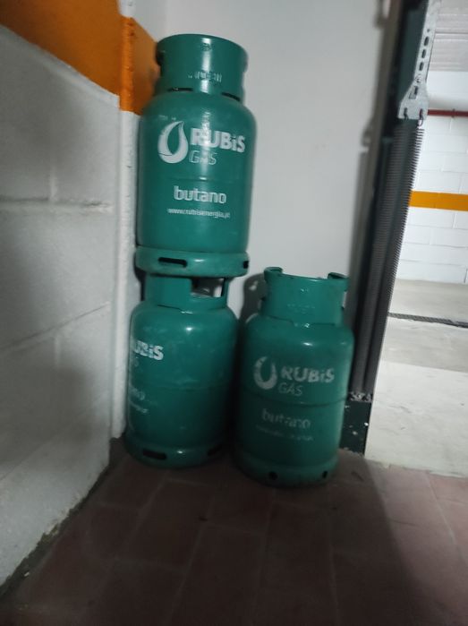 Bilhas de gás uma cheia outra meia e uma vazia