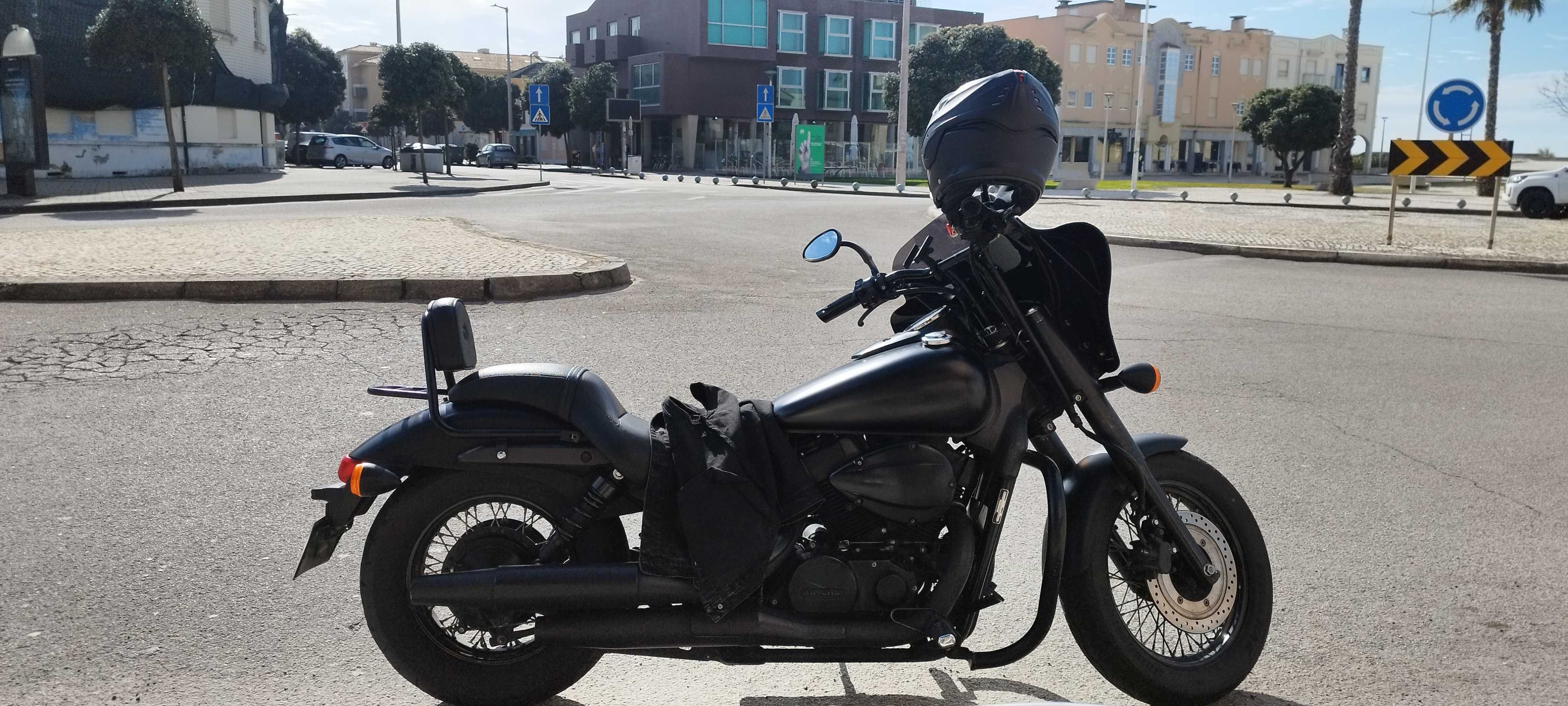 Honda Shadow Phantom 750 + Capacete